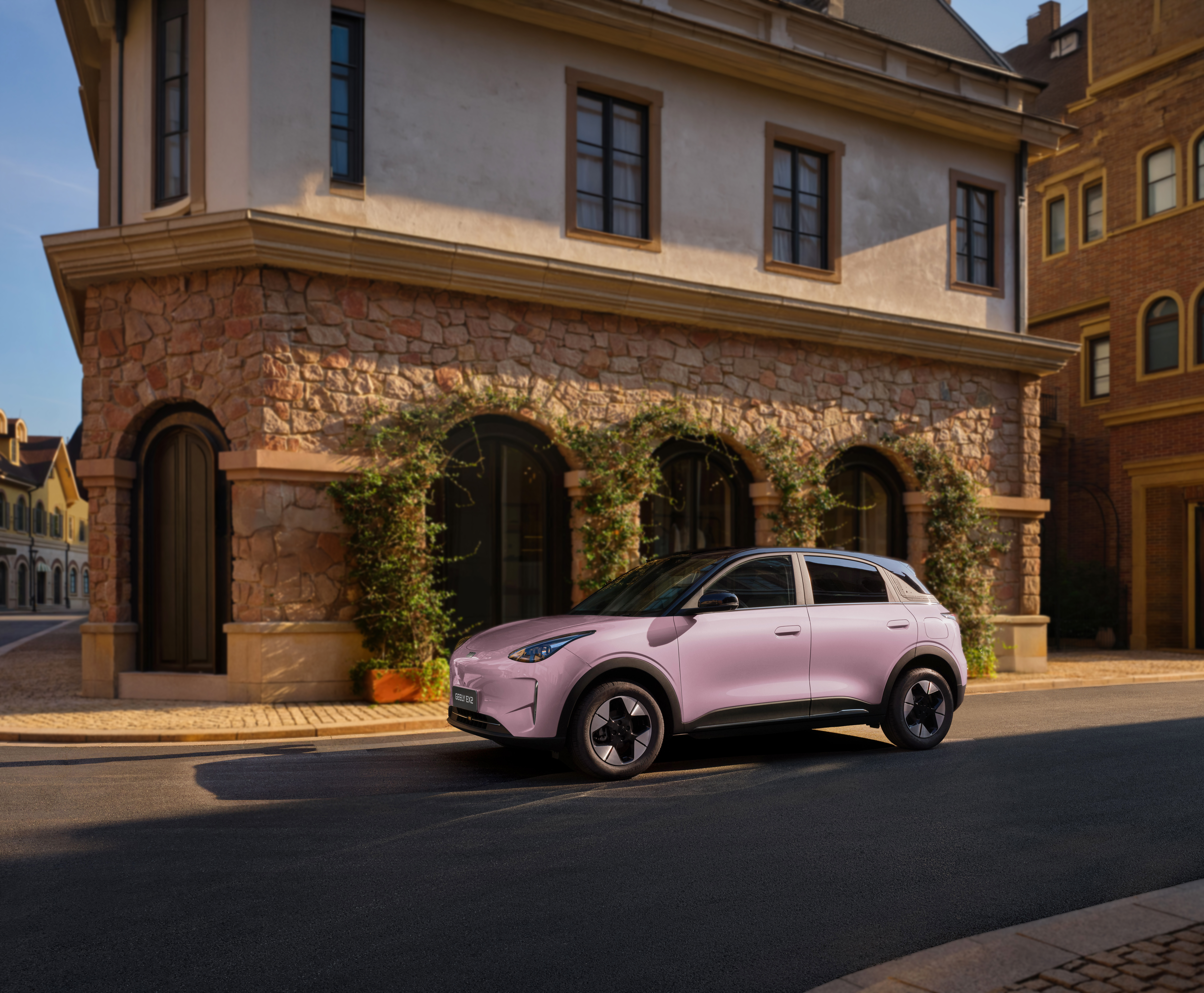 Geely EX2 Pink Exterior Front Quarter View Live Style (1)